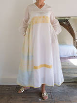 witte jurk  met geel borduurwerk