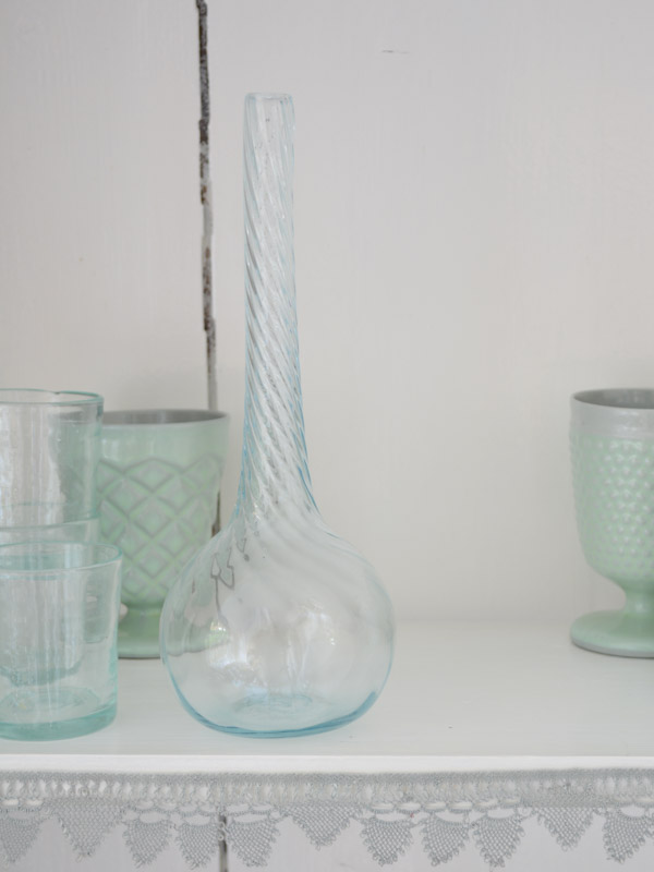 Vase mit verdrehter Hals, 18 cm