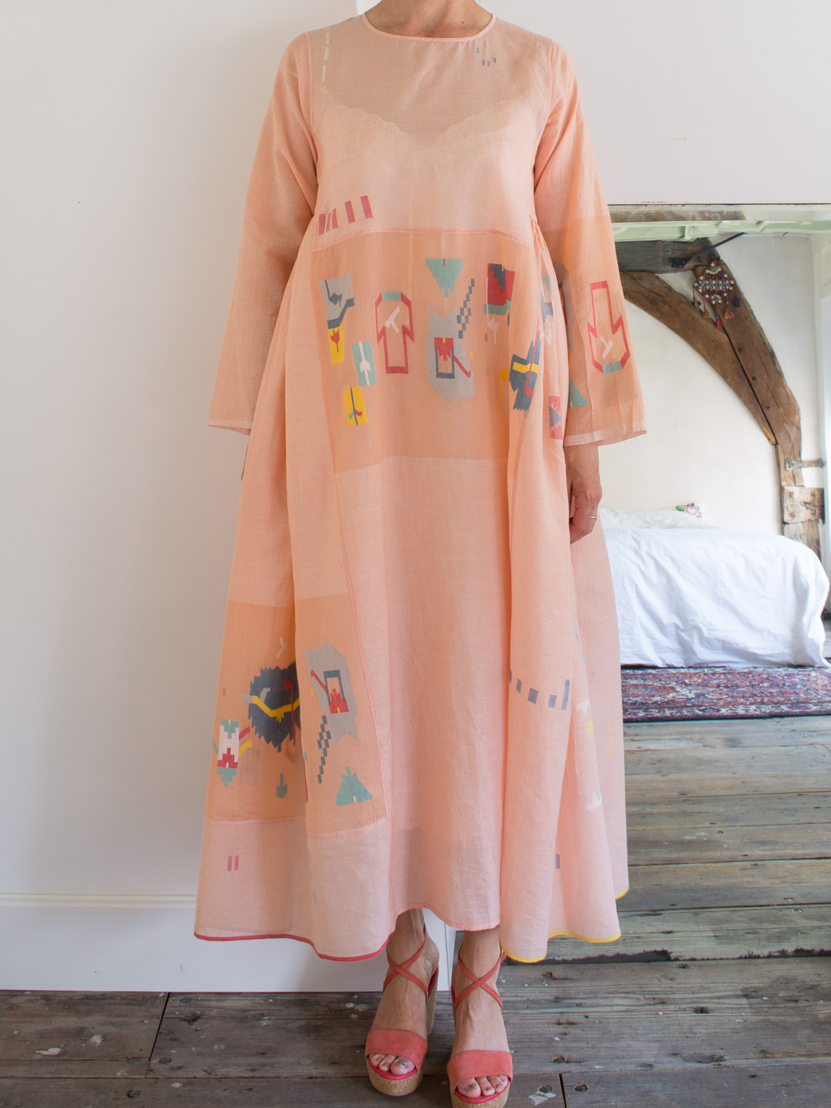 lange jurk  van perzikkleurige katoen