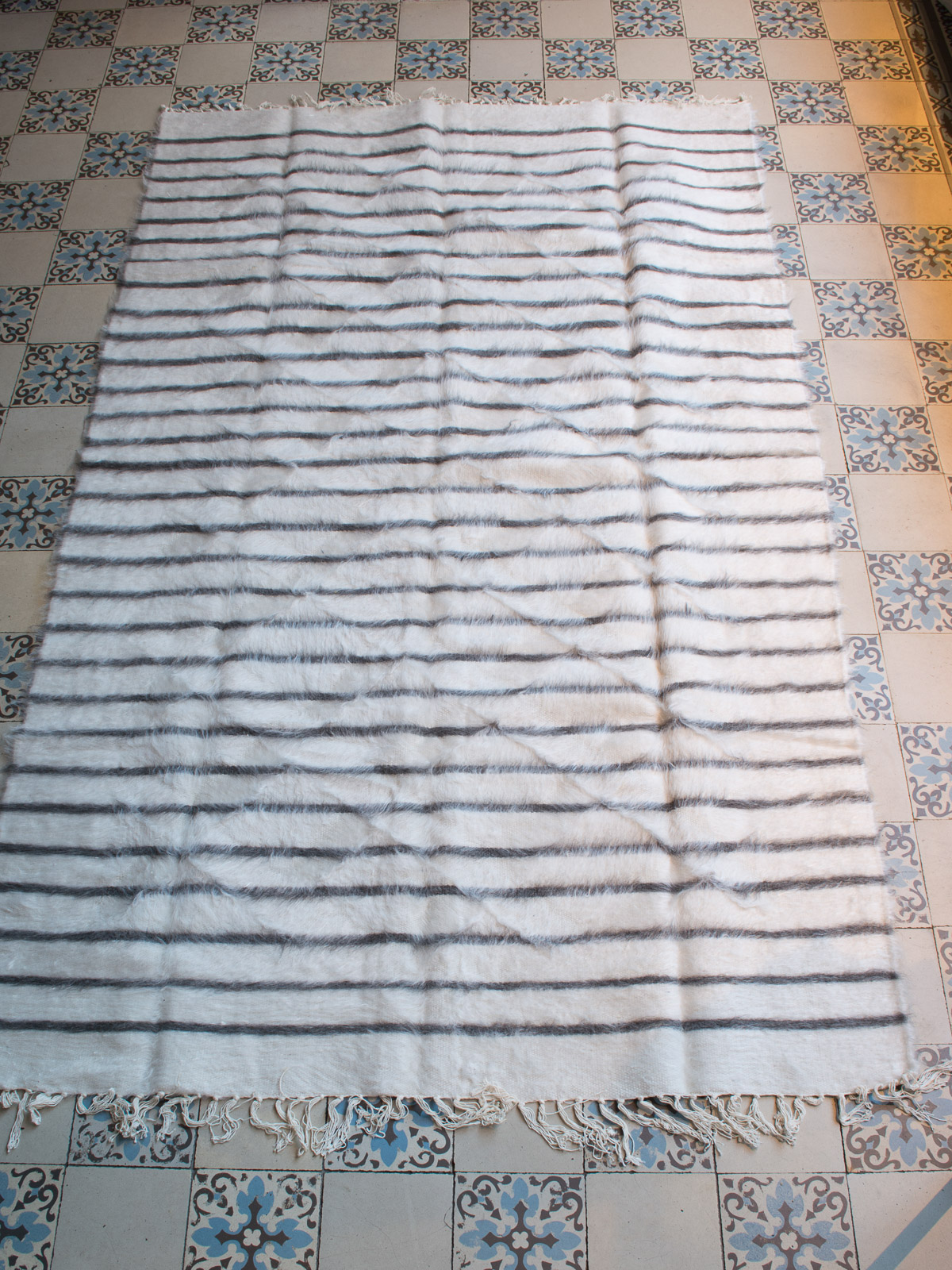 tappeto in mohair bianco, grigio a righe strette
