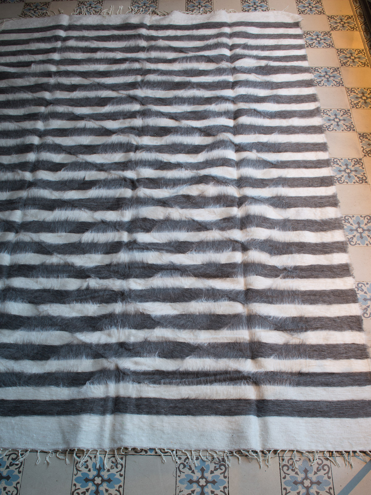 tapis mohair blanc avec rayures grises