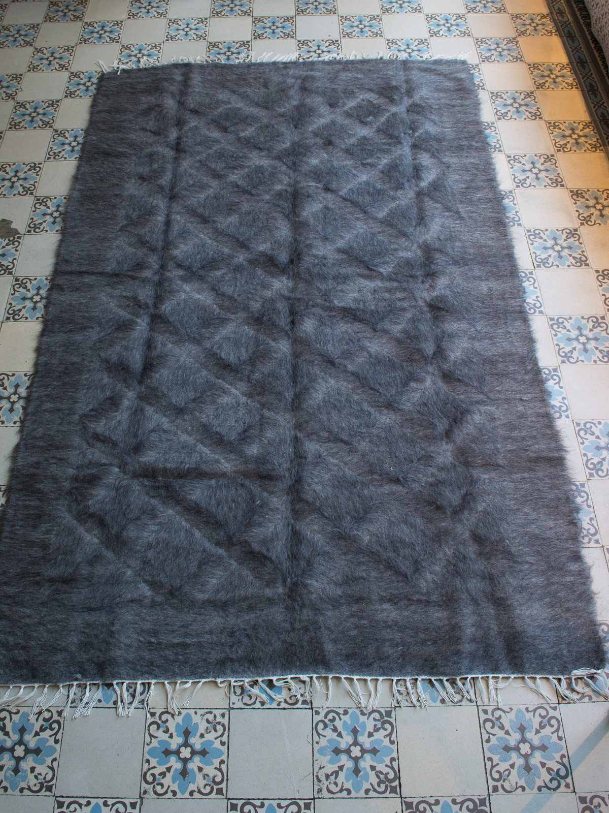 tappeto in mohair grigio