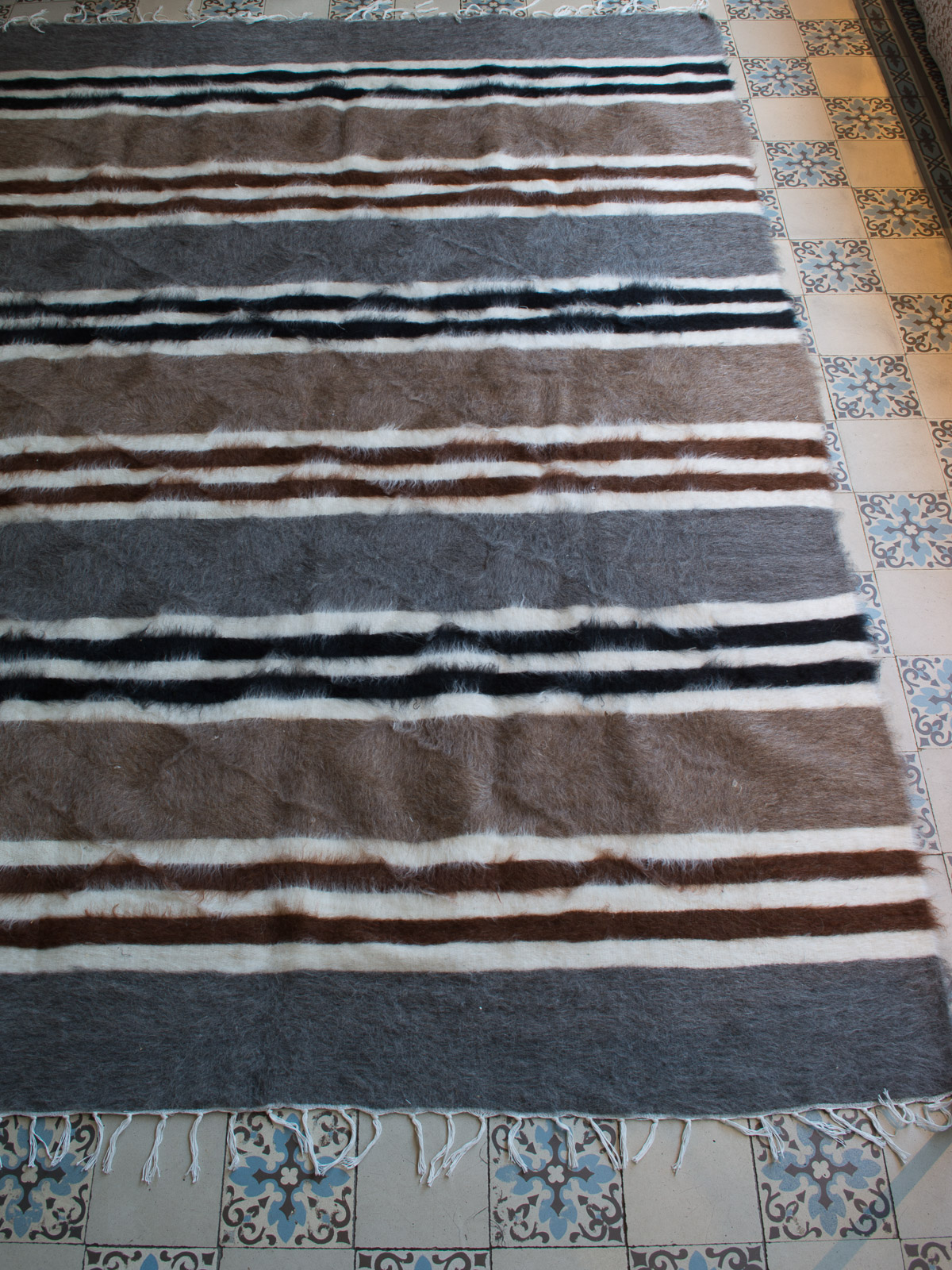 tapis mohair gris avec beige, noir et marron