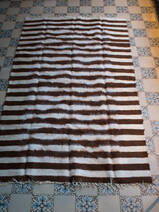 tapis mohair blanc avec rayures marrons
