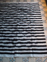 tapis mohair blanc avec rayures noirs
